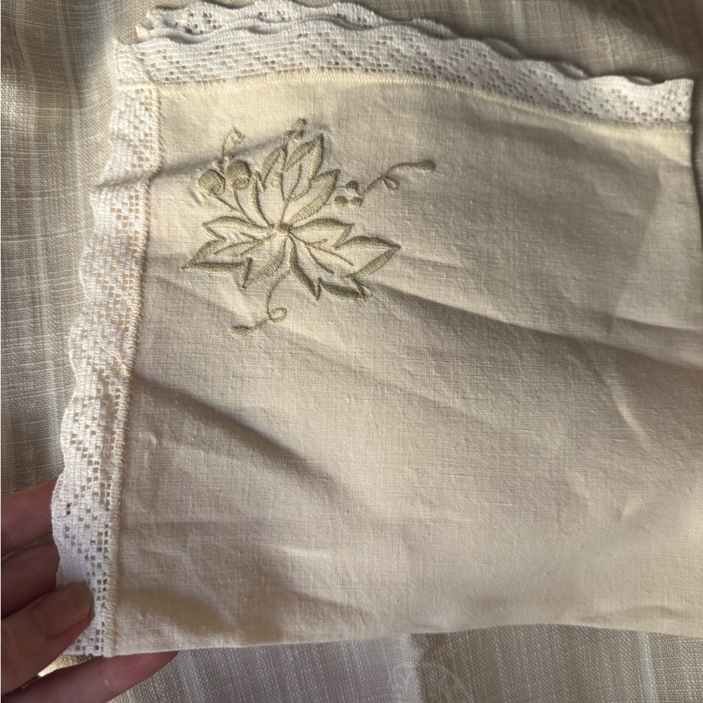 Never been used: Embroidered Cream Linen Napkin with Lace Trim